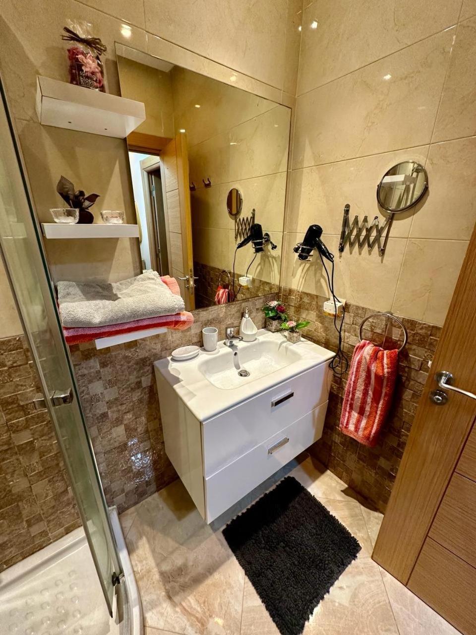 부즈니카 Apparemment De Luxe Vue Piscine 아파트 외부 사진